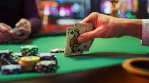 Dealer membagikan kartu secara langsung Dealer membagikan kartu di meja HD